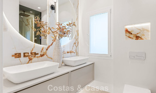 Luxueus 3-slaapkamer eerstelijnsstrand appartement met frontaal zeezicht te koop ten oosten van Marbella centrum 780926 