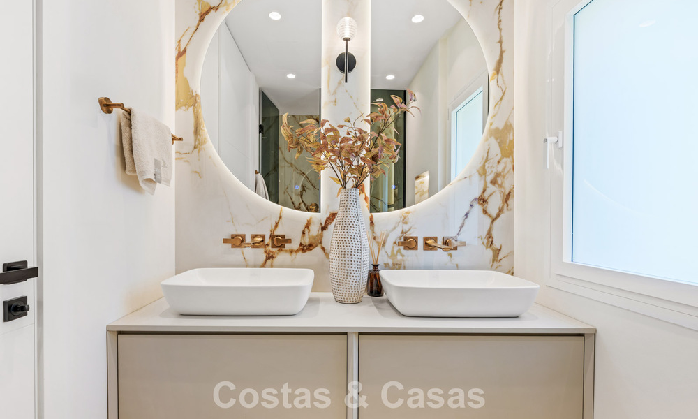 Luxueus 3-slaapkamer eerstelijnsstrand appartement met frontaal zeezicht te koop ten oosten van Marbella centrum 780928