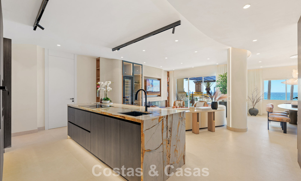 Luxueus 3-slaapkamer eerstelijnsstrand appartement met frontaal zeezicht te koop ten oosten van Marbella centrum 780935