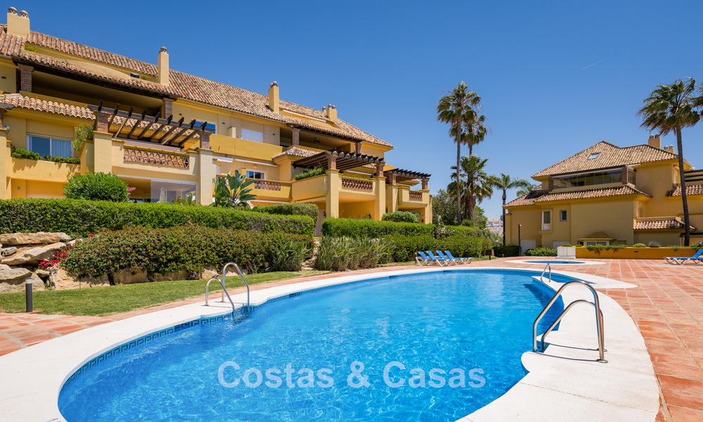 Luxueus 3-slaapkamer eerstelijnsstrand appartement met frontaal zeezicht te koop ten oosten van Marbella centrum 780945