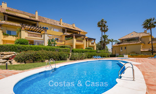 Luxueus 3-slaapkamer eerstelijnsstrand appartement met frontaal zeezicht te koop ten oosten van Marbella centrum 780945 