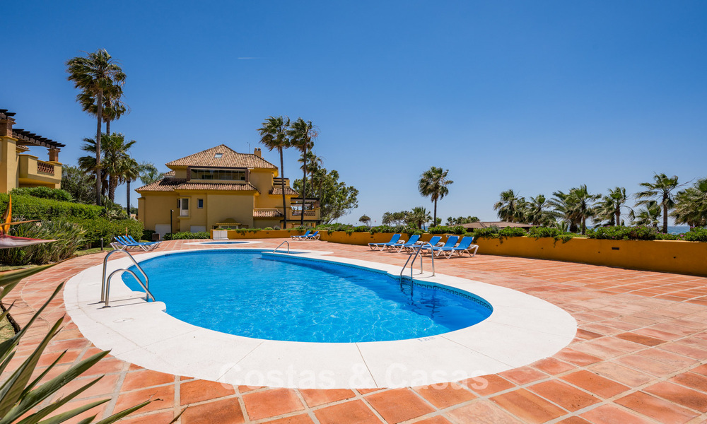 Luxueus 3-slaapkamer eerstelijnsstrand appartement met frontaal zeezicht te koop ten oosten van Marbella centrum 780947