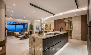 Luxueus 3-slaapkamer eerstelijnsstrand appartement met frontaal zeezicht te koop ten oosten van Marbella centrum 780971 