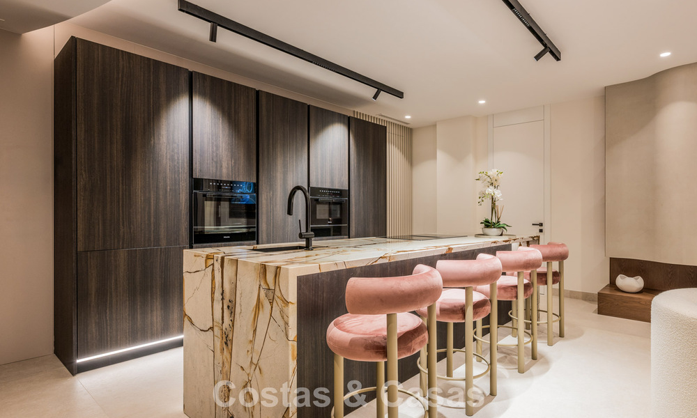 Luxueus 3-slaapkamer eerstelijnsstrand appartement met frontaal zeezicht te koop ten oosten van Marbella centrum 780979