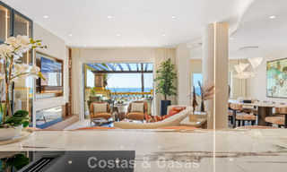 Luxueus 3-slaapkamer eerstelijnsstrand appartement met frontaal zeezicht te koop ten oosten van Marbella centrum 781000 