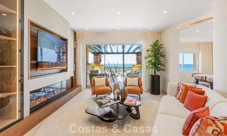 Luxueus 3-slaapkamer eerstelijnsstrand appartement met frontaal zeezicht te koop ten oosten van Marbella centrum 781007 
