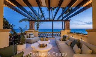 Luxueus 3-slaapkamer eerstelijnsstrand appartement met frontaal zeezicht te koop ten oosten van Marbella centrum 781014 