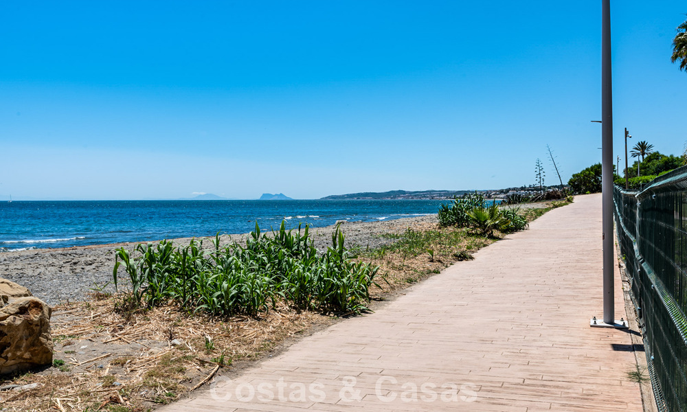 Instapklaar strandappartement met prachtig zeezicht te koop in het westelijke deel van Estepona 781087