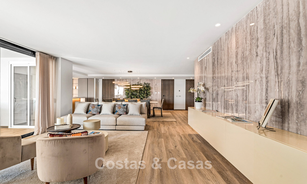 Gerenoveerd, ruim 5-slaapkamer appartement te koop in de jachthaven in Puerto Banus, Marbella 781220