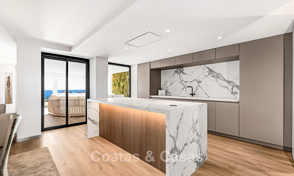 Gerenoveerd, ruim 5-slaapkamer appartement te koop in de jachthaven in Puerto Banus, Marbella 781221