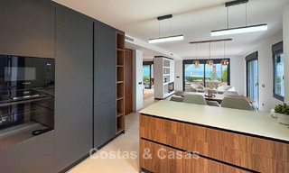 Gelijkvloerse luxevilla met zeezicht te koop nabij het strand en golfbaan van Mijas Costa, Costa del Sol 781224 