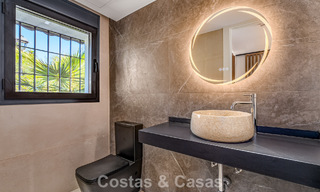 Gelijkvloerse luxevilla met zeezicht te koop nabij het strand en golfbaan van Mijas Costa, Costa del Sol 781231 