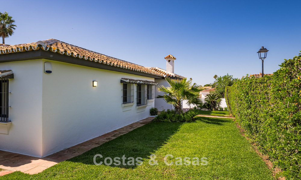 Gelijkvloerse luxevilla met zeezicht te koop nabij het strand en golfbaan van Mijas Costa, Costa del Sol 781236