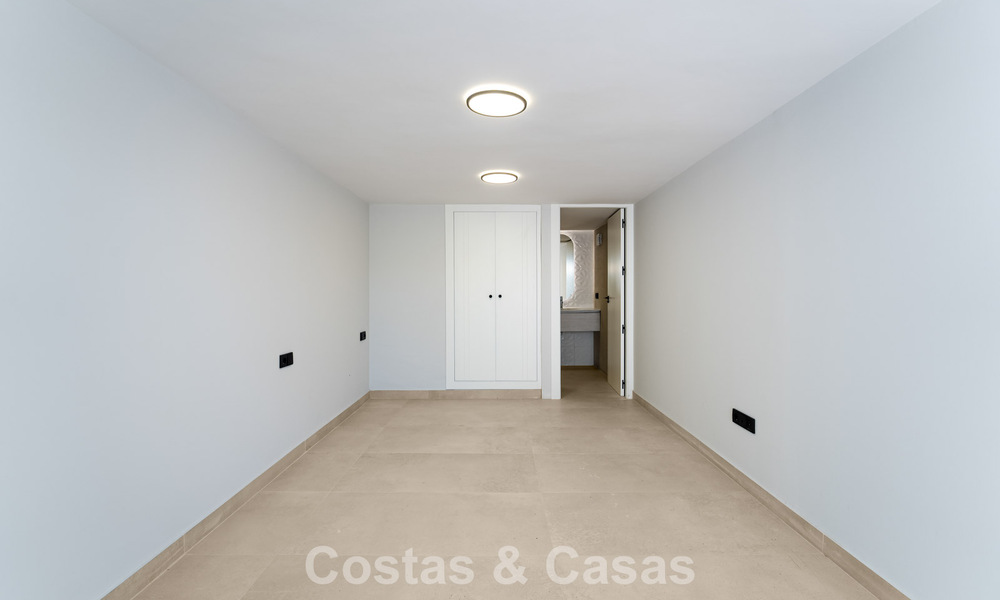 Gelijkvloerse luxevilla met zeezicht te koop nabij het strand en golfbaan van Mijas Costa, Costa del Sol 781237
