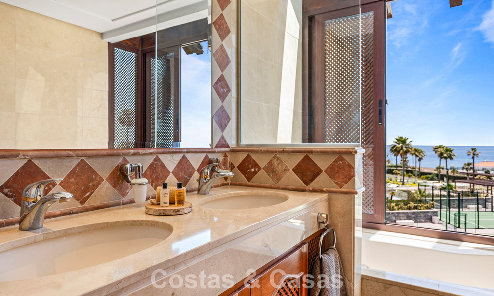 Luxe penthouse te koop aan het strand op de New Golden Mile tussen Marbella en Estepona 781264