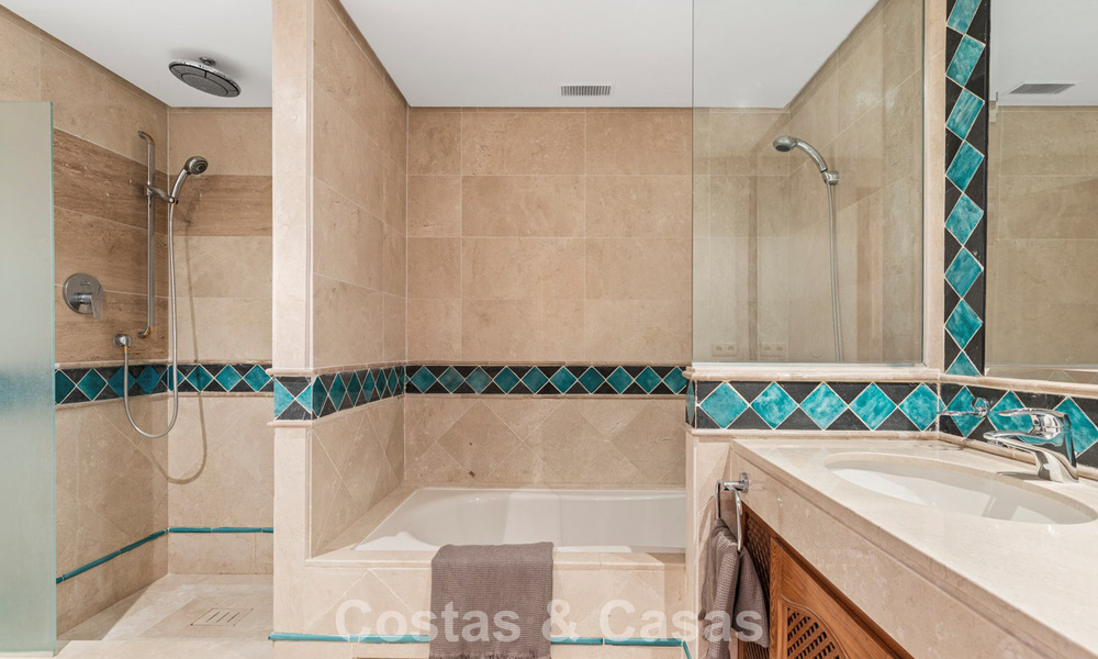 Luxe penthouse te koop aan het strand op de New Golden Mile tussen Marbella en Estepona 781268