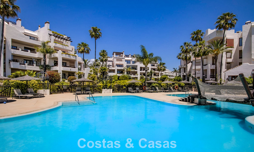 Luxe penthouse te koop aan het strand op de New Golden Mile tussen Marbella en Estepona 781288
