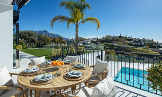 Instapklare luxevilla met eigentijdse, Spaanse architectuur en zeezicht te koop in Marbella - Benahavis 781365 
