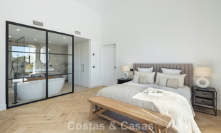 Instapklare luxevilla met eigentijdse, Spaanse architectuur en zeezicht te koop in Marbella - Benahavis 781368 