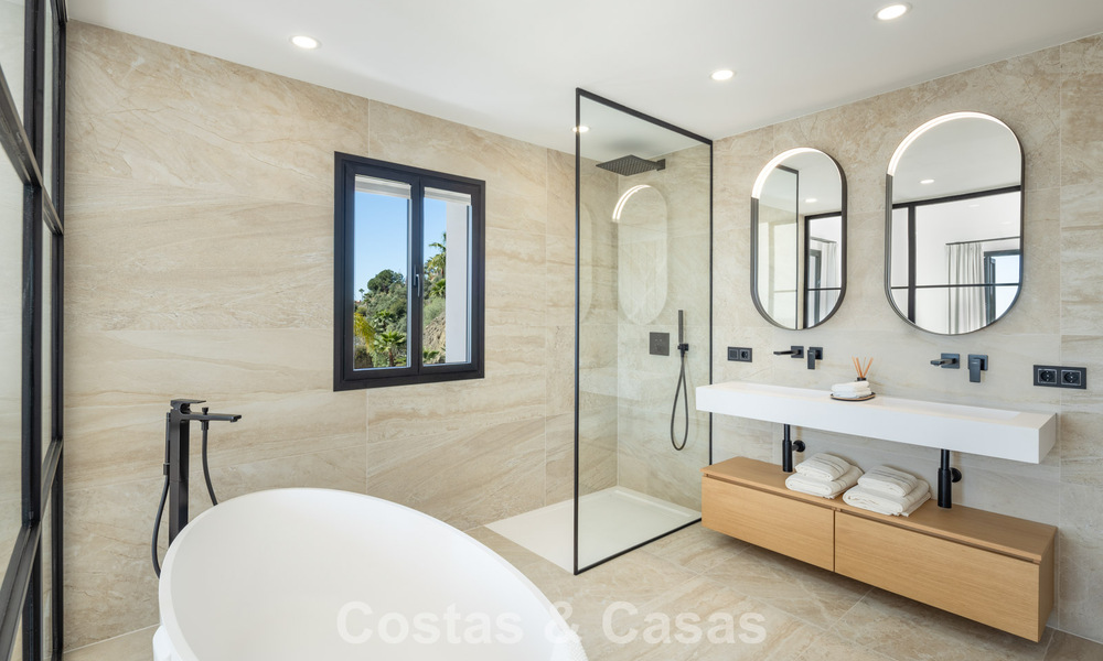 Instapklare luxevilla met eigentijdse, Spaanse architectuur en zeezicht te koop in Marbella - Benahavis 781369