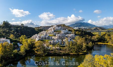 Instapklaar, modern penthouse in een complex naast een meer met panoramisch uitzicht te koop in Nueva Andalucia, Marbella 781558