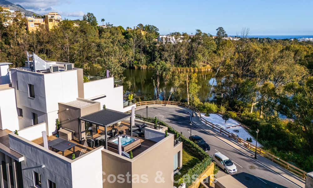 Instapklaar, modern penthouse in een complex naast een meer met panoramisch uitzicht te koop in Nueva Andalucia, Marbella 781560
