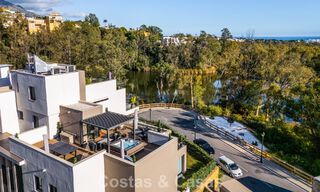 Instapklaar, modern penthouse in een complex naast een meer met panoramisch uitzicht te koop in Nueva Andalucia, Marbella 781560 