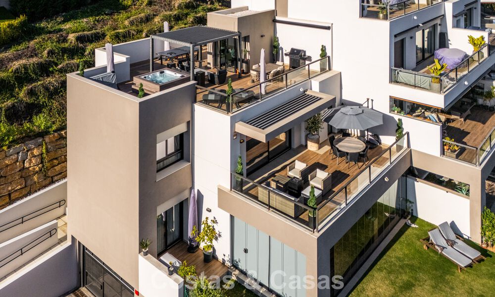 Instapklaar, modern penthouse in een complex naast een meer met panoramisch uitzicht te koop in Nueva Andalucia, Marbella 781561