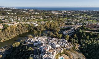Instapklaar, modern penthouse in een complex naast een meer met panoramisch uitzicht te koop in Nueva Andalucia, Marbella 781563 