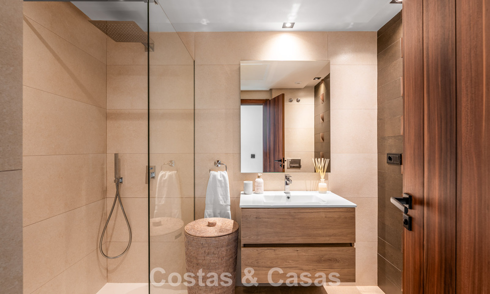 Instapklaar, modern penthouse in een complex naast een meer met panoramisch uitzicht te koop in Nueva Andalucia, Marbella 781571
