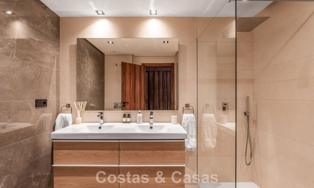 Instapklaar, modern penthouse in een complex naast een meer met panoramisch uitzicht te koop in Nueva Andalucia, Marbella 781572