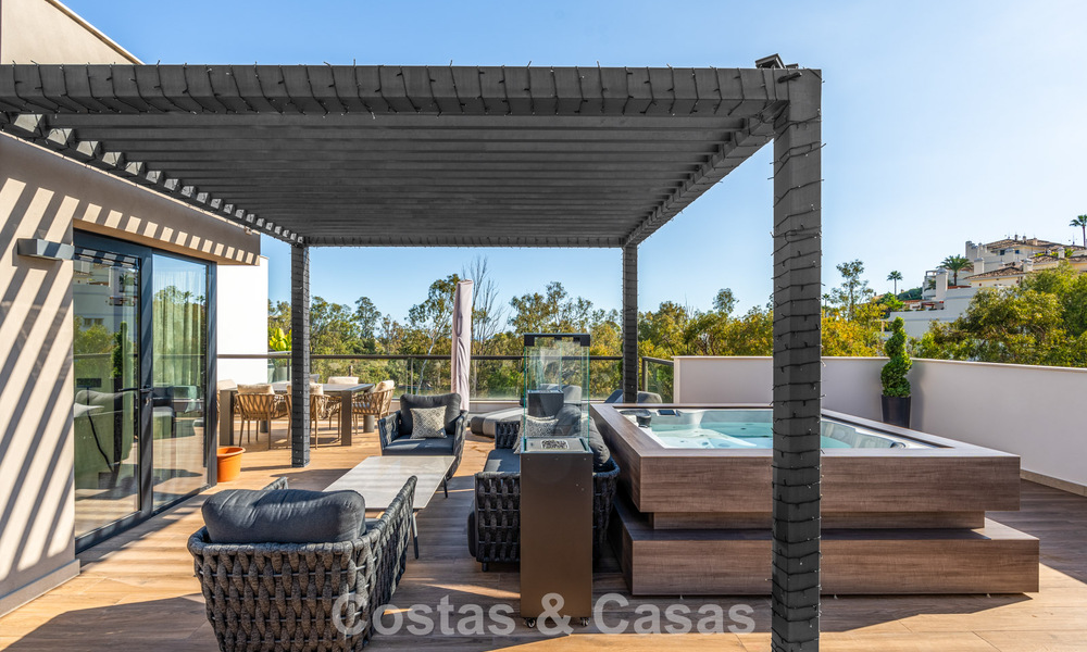 Instapklaar, modern penthouse in een complex naast een meer met panoramisch uitzicht te koop in Nueva Andalucia, Marbella 781573