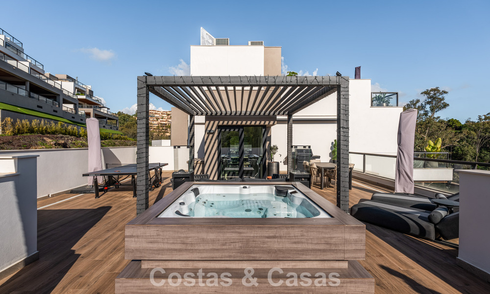 Instapklaar, modern penthouse in een complex naast een meer met panoramisch uitzicht te koop in Nueva Andalucia, Marbella 781574