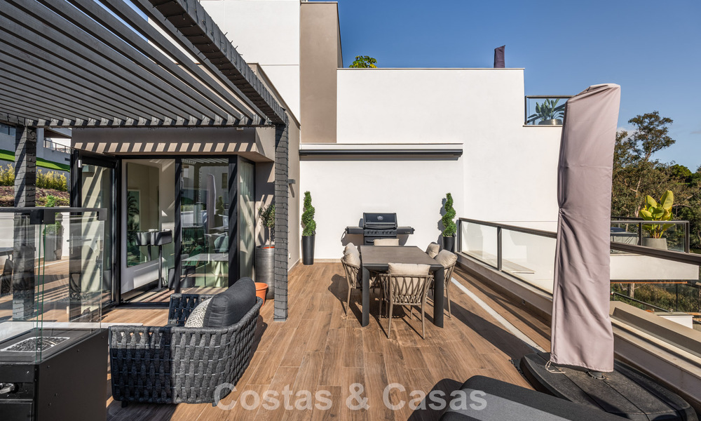 Instapklaar, modern penthouse in een complex naast een meer met panoramisch uitzicht te koop in Nueva Andalucia, Marbella 781576