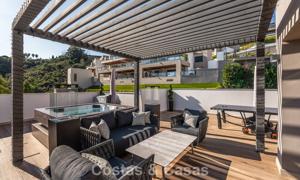 Instapklaar, modern penthouse in een complex naast een meer met panoramisch uitzicht te koop in Nueva Andalucia, Marbella 781577