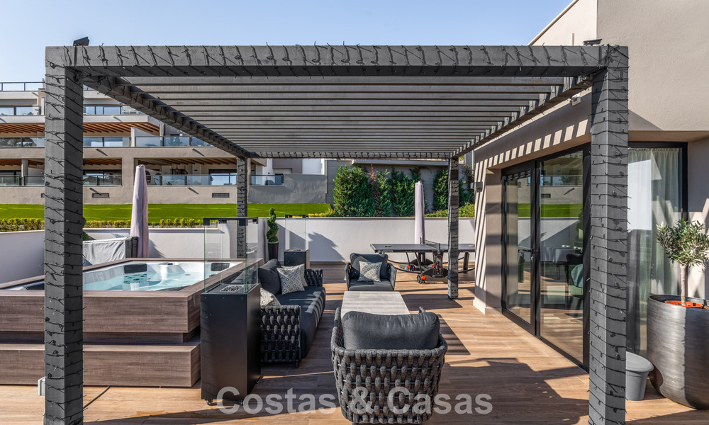 Instapklaar, modern penthouse in een complex naast een meer met panoramisch uitzicht te koop in Nueva Andalucia, Marbella 781578