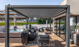 Instapklaar, modern penthouse in een complex naast een meer met panoramisch uitzicht te koop in Nueva Andalucia, Marbella 781578 