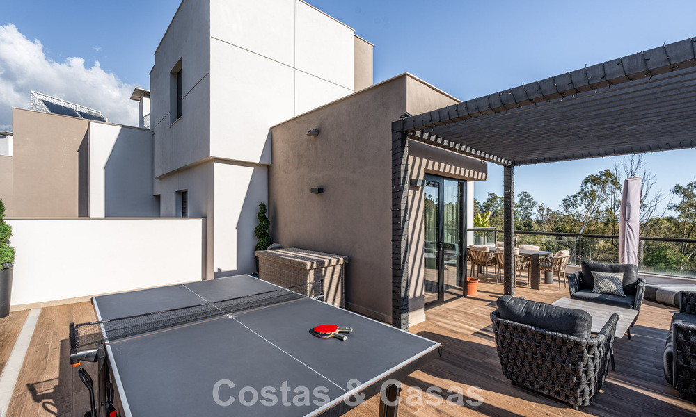 Instapklaar, modern penthouse in een complex naast een meer met panoramisch uitzicht te koop in Nueva Andalucia, Marbella 781579