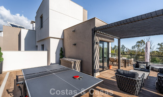 Instapklaar, modern penthouse in een complex naast een meer met panoramisch uitzicht te koop in Nueva Andalucia, Marbella 781579 