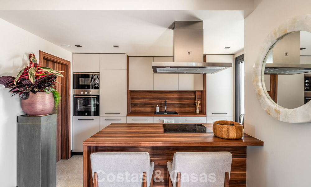 Instapklaar, modern penthouse in een complex naast een meer met panoramisch uitzicht te koop in Nueva Andalucia, Marbella 781580