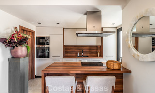 Instapklaar, modern penthouse in een complex naast een meer met panoramisch uitzicht te koop in Nueva Andalucia, Marbella 781580 