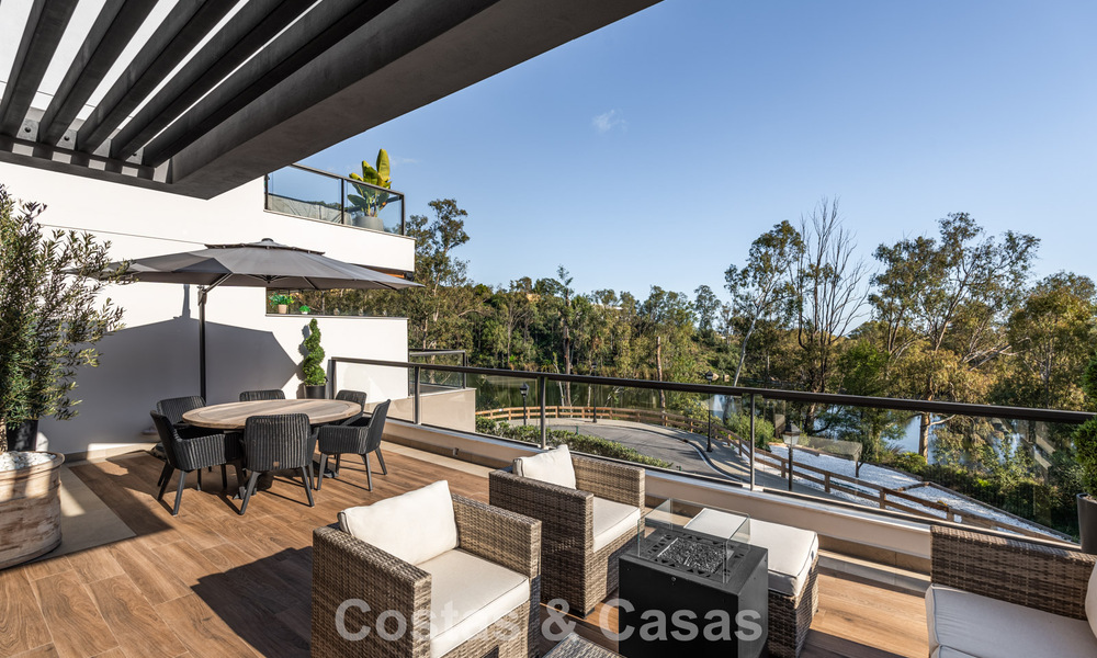 Instapklaar, modern penthouse in een complex naast een meer met panoramisch uitzicht te koop in Nueva Andalucia, Marbella 781584