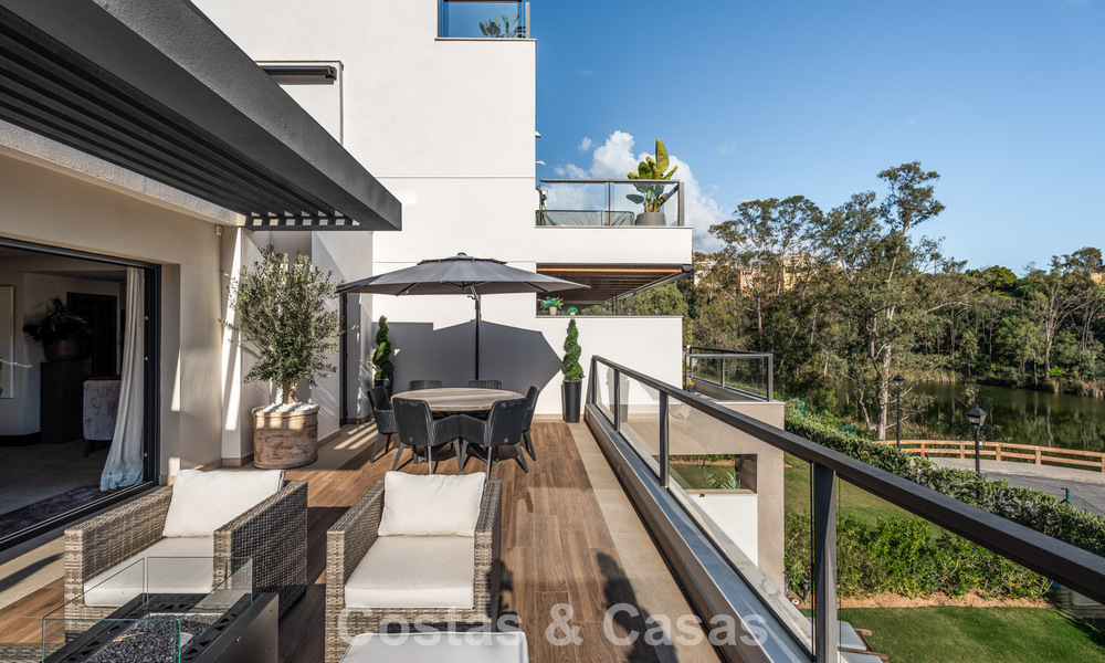 Instapklaar, modern penthouse in een complex naast een meer met panoramisch uitzicht te koop in Nueva Andalucia, Marbella 781585