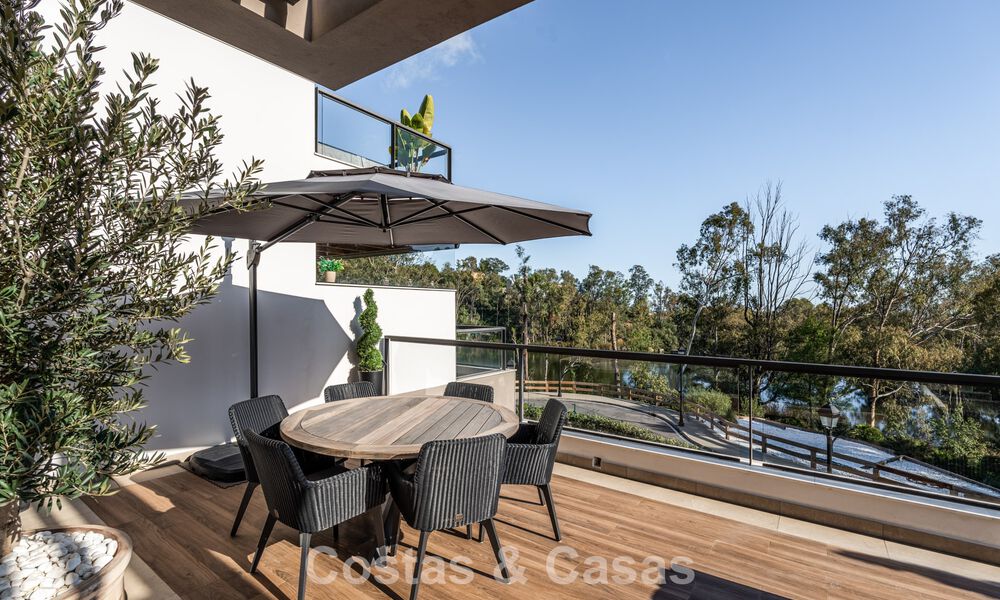 Instapklaar, modern penthouse in een complex naast een meer met panoramisch uitzicht te koop in Nueva Andalucia, Marbella 781586