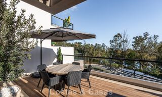 Instapklaar, modern penthouse in een complex naast een meer met panoramisch uitzicht te koop in Nueva Andalucia, Marbella 781586 