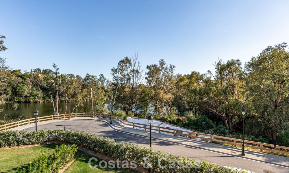 Instapklaar, modern penthouse in een complex naast een meer met panoramisch uitzicht te koop in Nueva Andalucia, Marbella 781587
