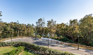 Instapklaar, modern penthouse in een complex naast een meer met panoramisch uitzicht te koop in Nueva Andalucia, Marbella 781587 
