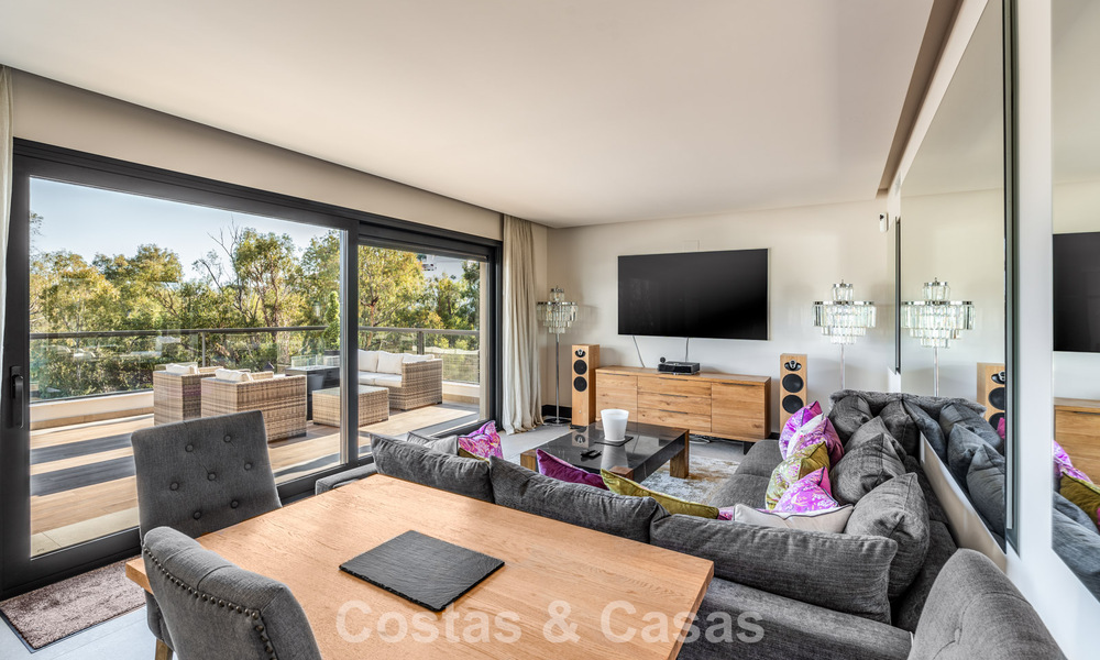 Instapklaar, modern penthouse in een complex naast een meer met panoramisch uitzicht te koop in Nueva Andalucia, Marbella 781588