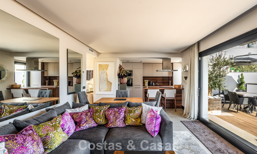 Instapklaar, modern penthouse in een complex naast een meer met panoramisch uitzicht te koop in Nueva Andalucia, Marbella 781590