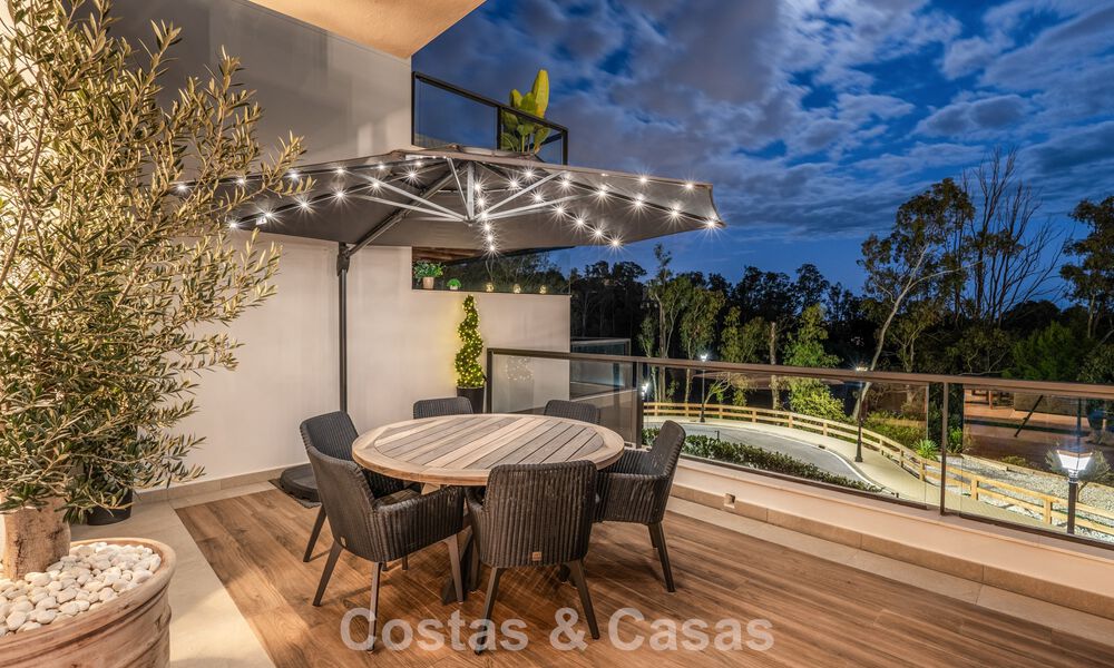 Instapklaar, modern penthouse in een complex naast een meer met panoramisch uitzicht te koop in Nueva Andalucia, Marbella 781593